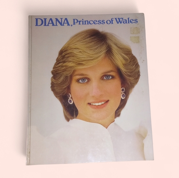 Vintage Other - Vintage 1982 First English Edition Diana, Princess Of Wales Photo Book EUC